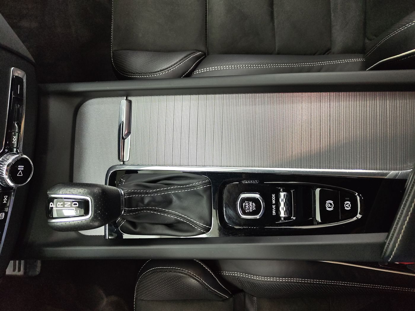 Volvo XC60 D4 R-Design Geartronic - Imagen 24